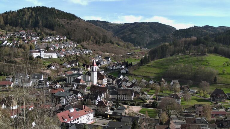 Dieses Bild zeigt eine Webcam-Aufnahme von Ottenhöfen, aufgenommen am Montag, den 06.04.2026 um 17:20 Uhr