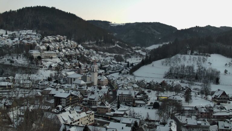 Dieses Bild zeigt eine Webcam-Aufnahme von Ottenhöfen, aufgenommen am Montag, den 05.01.2026 um 17:00 Uhr