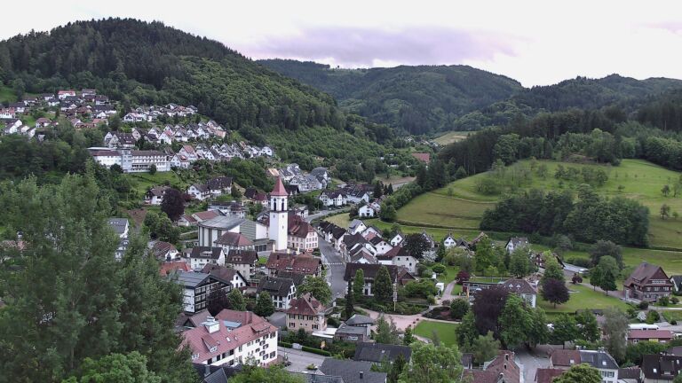 Dieses Bild zeigt eine Webcam-Aufnahme von Ottenhöfen, aufgenommen am Freitag, den 05.06.2026 um 06:00 Uhr