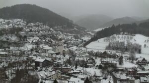 Dieses Bild zeigt eine Webcam-Aufnahme von Ottenhöfen, aufgenommen am Donnerstag, den 08.01.2026 um 12:30 Uhr