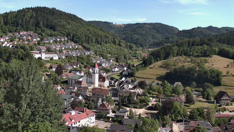 Dieses Bild zeigt eine Webcam-Aufnahme von Ottenhöfen, aufgenommen am Sonntag, den 12.07.2026 um 17:30 Uhr