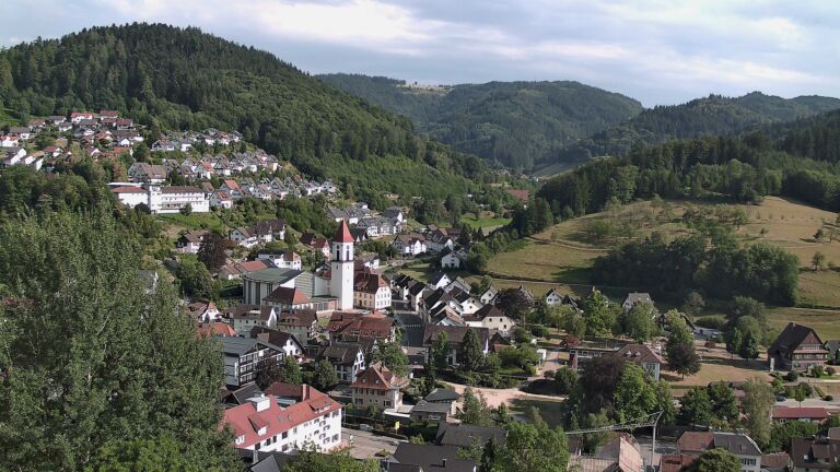Dieses Bild zeigt eine Webcam-Aufnahme von Ottenhöfen, aufgenommen am Samstag, den 18.07.2026 um 18:00 Uhr