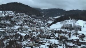 Dieses Bild zeigt eine Webcam-Aufnahme von Ottenhöfen, aufgenommen am Donnerstag, den 08.01.2026 um 16:50 Uhr