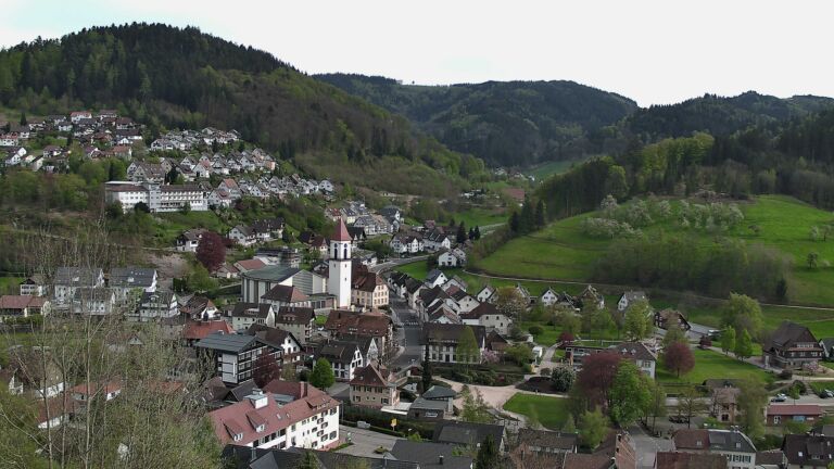 Dieses Bild zeigt eine Webcam-Aufnahme von Ottenhöfen, aufgenommen am Samstag, den 18.04.2026 um 17:20 Uhr