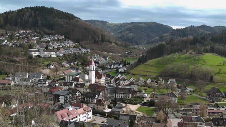 Dieses Bild zeigt eine Webcam-Aufnahme von Ottenhöfen, aufgenommen am Sonntag, den 05.04.2026 um 16:20 Uhr