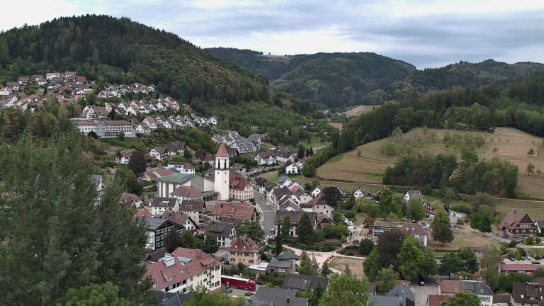 Dieses Bild zeigt eine Webcam-Aufnahme von Ottenhöfen, aufgenommen am Montag, den 24.08.2026 um 15:50 Uhr