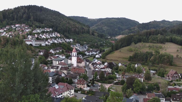 Dieses Bild zeigt eine Webcam-Aufnahme von Ottenhöfen, aufgenommen am Sonntag, den 30.08.2026 um 07:00 Uhr