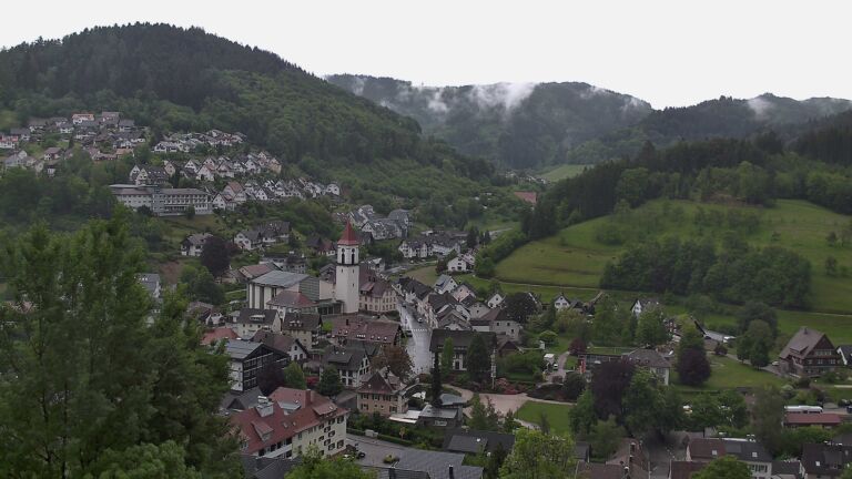 Dieses Bild zeigt eine Webcam-Aufnahme von Ottenhöfen, aufgenommen am Montag, den 18.05.2026 um 16:20 Uhr