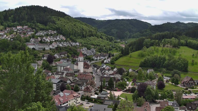 Dieses Bild zeigt eine Webcam-Aufnahme von Ottenhöfen, aufgenommen am Mittwoch, den 13.05.2026 um 13:50 Uhr