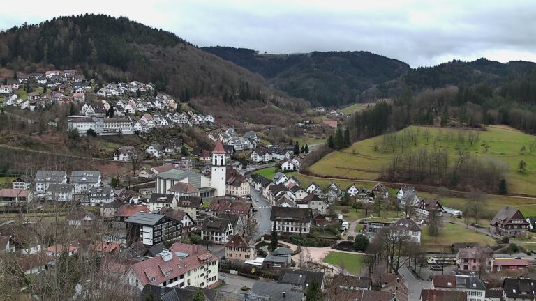 Dieses Bild zeigt eine Webcam-Aufnahme von Ottenhöfen, aufgenommen am Sonntag, den 22.02.2026 um 13:30 Uhr