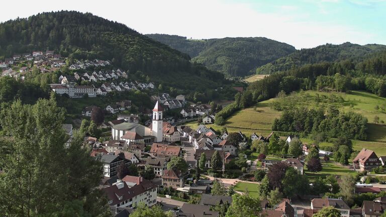 Dieses Bild zeigt eine Webcam-Aufnahme von Ottenhöfen, aufgenommen am Montag, den 08.06.2026 um 08:10 Uhr