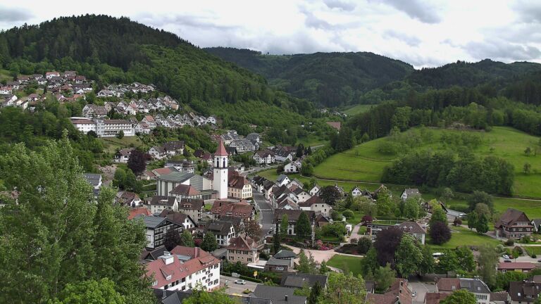 Dieses Bild zeigt eine Webcam-Aufnahme von Ottenhöfen, aufgenommen am Mittwoch, den 13.05.2026 um 17:10 Uhr