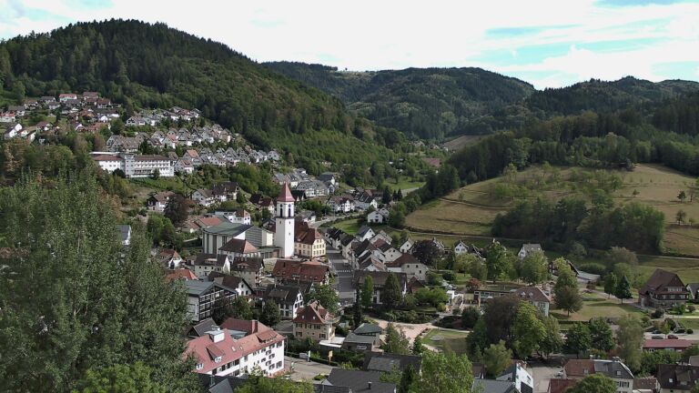 Dieses Bild zeigt eine Webcam-Aufnahme von Ottenhöfen, aufgenommen am Sonntag, den 30.08.2026 um 16:30 Uhr