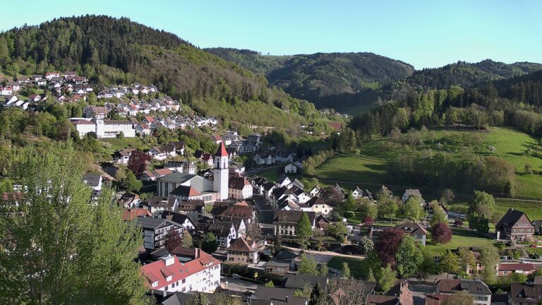 Dieses Bild zeigt eine Webcam-Aufnahme von Ottenhöfen, aufgenommen am Sonntag, den 26.04.2026 um 18:50 Uhr