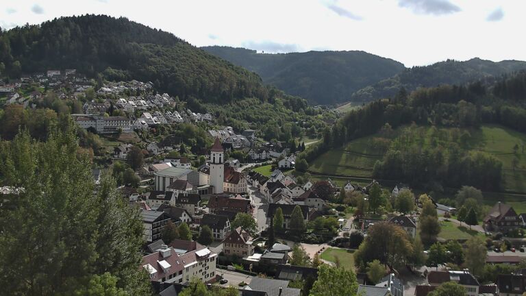 Dieses Bild zeigt eine Webcam-Aufnahme von Ottenhöfen, aufgenommen am Freitag, den 09.10.2026 um 13:10 Uhr