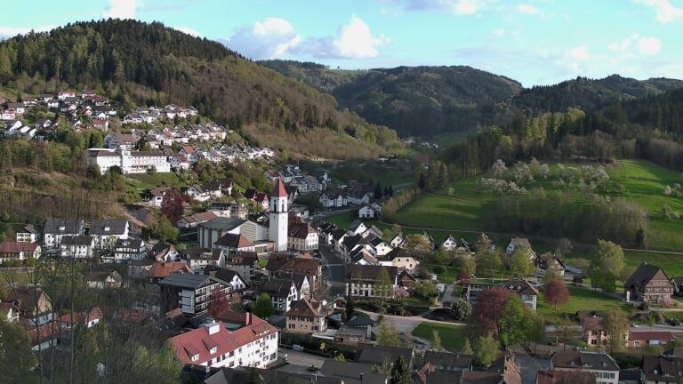 Dieses Bild zeigt eine Webcam-Aufnahme von Ottenhöfen, aufgenommen am Freitag, den 17.04.2026 um 19:10 Uhr