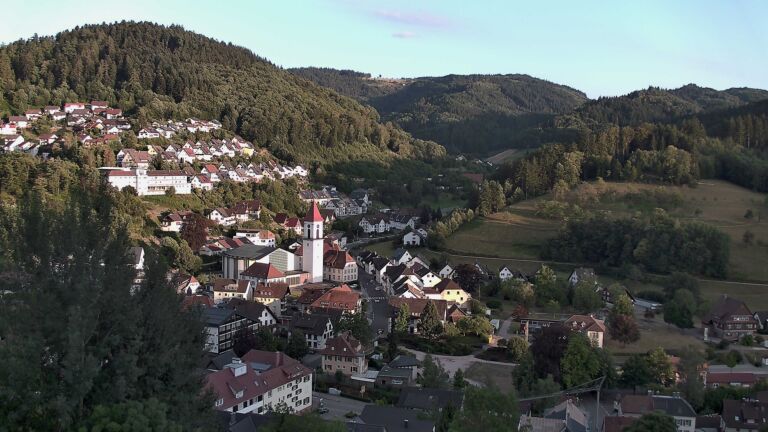 Dieses Bild zeigt eine Webcam-Aufnahme von Ottenhöfen, aufgenommen am Montag, den 27.07.2026 um 20:20 Uhr