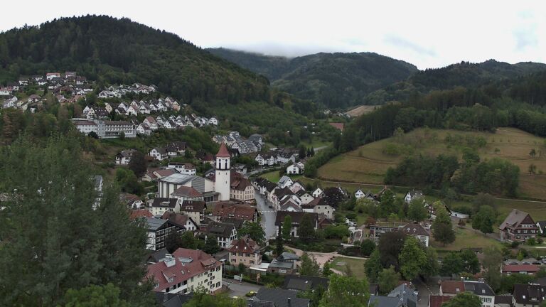 Dieses Bild zeigt eine Webcam-Aufnahme von Ottenhöfen, aufgenommen am Sonntag, den 30.08.2026 um 10:30 Uhr