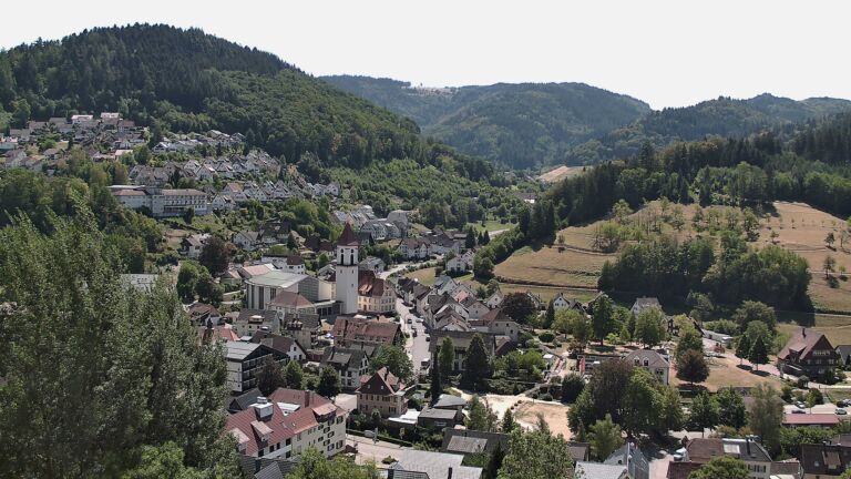 Dieses Bild zeigt eine Webcam-Aufnahme von Ottenhöfen, aufgenommen am Freitag, den 14.08.2026 um 13:10 Uhr