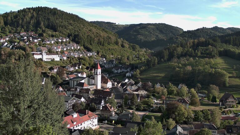 Dieses Bild zeigt eine Webcam-Aufnahme von Ottenhöfen, aufgenommen am Samstag, den 19.09.2026 um 18:00 Uhr