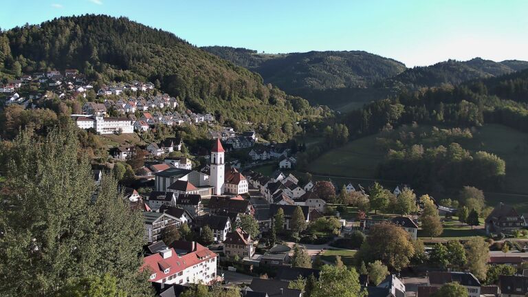 Dieses Bild zeigt eine Webcam-Aufnahme von Ottenhöfen, aufgenommen am Montag, den 12.10.2026 um 17:10 Uhr
