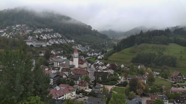 Dieses Bild zeigt eine Webcam-Aufnahme von Ottenhöfen, aufgenommen am Sonntag, den 18.10.2026 um 17:00 Uhr