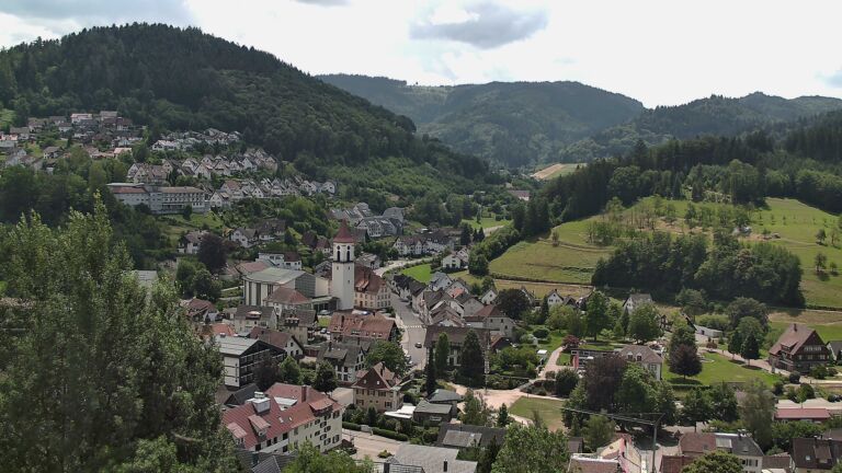 Dieses Bild zeigt eine Webcam-Aufnahme von Ottenhöfen, aufgenommen am Dienstag, den 30.06.2026 um 13:00 Uhr