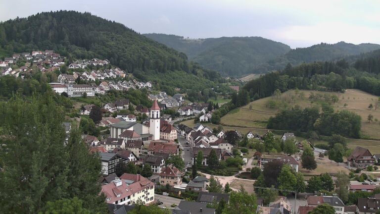 Dieses Bild zeigt eine Webcam-Aufnahme von Ottenhöfen, aufgenommen am Freitag, den 31.07.2026 um 16:00 Uhr