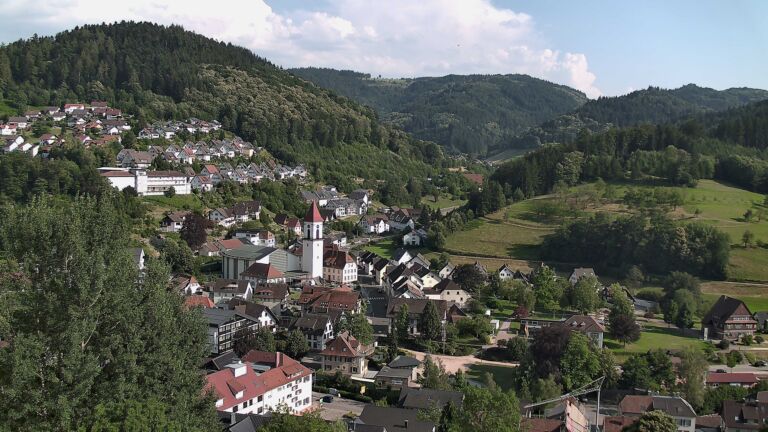 Dieses Bild zeigt eine Webcam-Aufnahme von Ottenhöfen, aufgenommen am Samstag, den 27.06.2026 um 18:10 Uhr