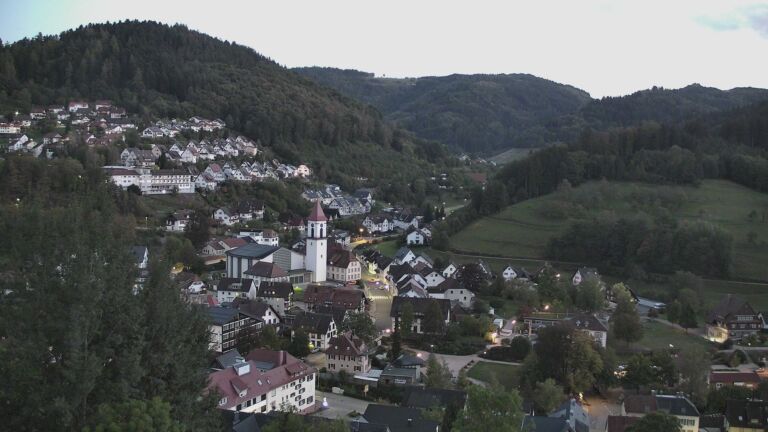 Dieses Bild zeigt eine Webcam-Aufnahme von Ottenhöfen, aufgenommen am Samstag, den 10.10.2026 um 19:10 Uhr