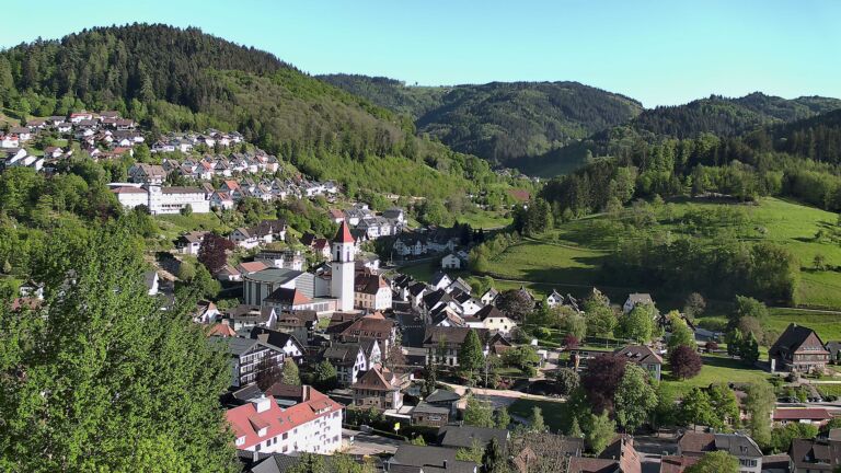 Dieses Bild zeigt eine Webcam-Aufnahme von Ottenhöfen, aufgenommen am Freitag, den 01.05.2026 um 18:30 Uhr