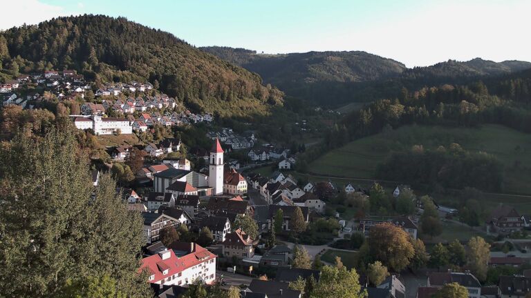Dieses Bild zeigt eine Webcam-Aufnahme von Ottenhöfen, aufgenommen am Montag, den 05.10.2026 um 18:00 Uhr