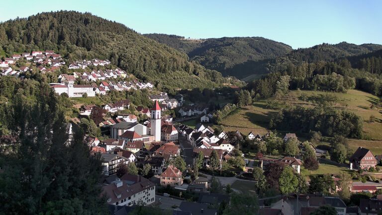 Dieses Bild zeigt eine Webcam-Aufnahme von Ottenhöfen, aufgenommen am Samstag, den 04.07.2026 um 20:10 Uhr