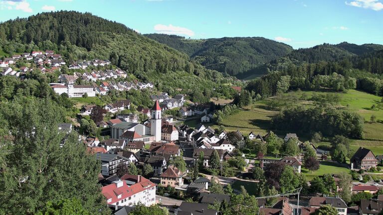 Dieses Bild zeigt eine Webcam-Aufnahme von Ottenhöfen, aufgenommen am Samstag, den 13.06.2026 um 19:00 Uhr