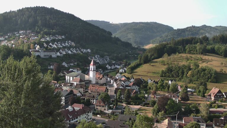 Dieses Bild zeigt eine Webcam-Aufnahme von Ottenhöfen, aufgenommen am Samstag, den 18.07.2026 um 08:00 Uhr