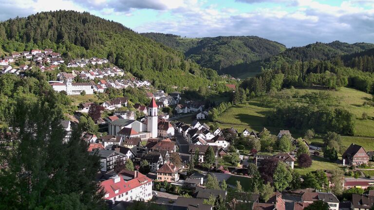 Dieses Bild zeigt eine Webcam-Aufnahme von Ottenhöfen, aufgenommen am Sonntag, den 17.05.2026 um 19:20 Uhr