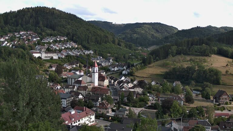 Dieses Bild zeigt eine Webcam-Aufnahme von Ottenhöfen, aufgenommen am Mittwoch, den 05.08.2026 um 18:30 Uhr