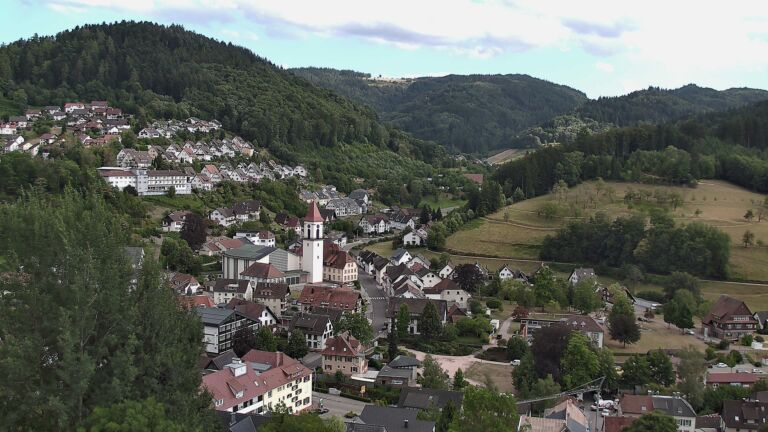 Dieses Bild zeigt eine Webcam-Aufnahme von Ottenhöfen, aufgenommen am Montag, den 27.07.2026 um 18:00 Uhr
