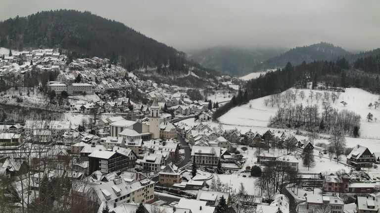 Dieses Bild zeigt eine Webcam-Aufnahme von Ottenhöfen, aufgenommen am Dienstag, den 06.01.2026 um 11:10 Uhr