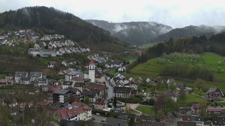 Dieses Bild zeigt eine Webcam-Aufnahme von Ottenhöfen, aufgenommen am Sonntag, den 12.04.2026 um 16:00 Uhr