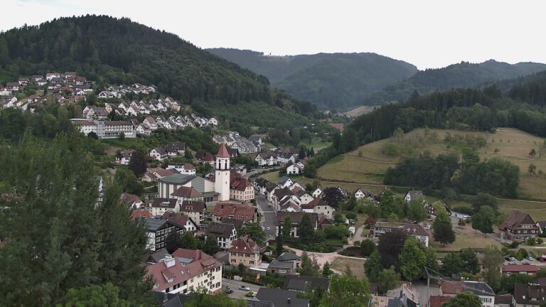 Dieses Bild zeigt eine Webcam-Aufnahme von Ottenhöfen, aufgenommen am Montag, den 03.08.2026 um 08:50 Uhr