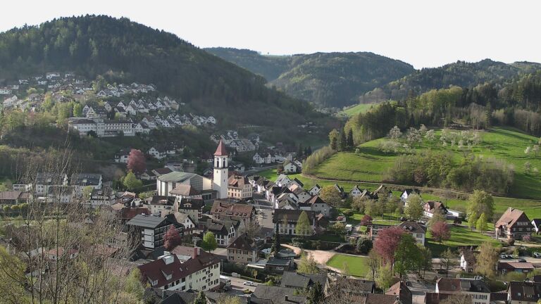 Dieses Bild zeigt eine Webcam-Aufnahme von Ottenhöfen, aufgenommen am Freitag, den 17.04.2026 um 09:00 Uhr