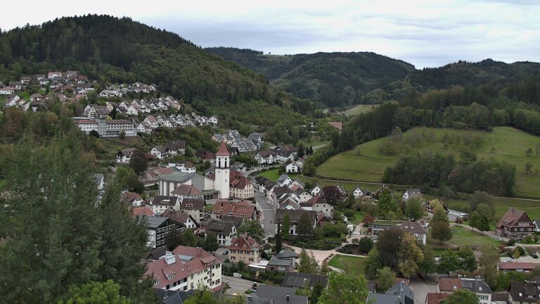 Dieses Bild zeigt eine Webcam-Aufnahme von Ottenhöfen, aufgenommen am Dienstag, den 13.10.2026 um 16:00 Uhr