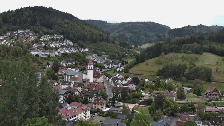 Dieses Bild zeigt eine Webcam-Aufnahme von Ottenhöfen, aufgenommen am Sonntag, den 13.09.2026 um 19:10 Uhr