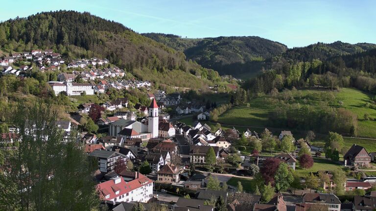 Dieses Bild zeigt eine Webcam-Aufnahme von Ottenhöfen, aufgenommen am Freitag, den 24.04.2026 um 19:00 Uhr
