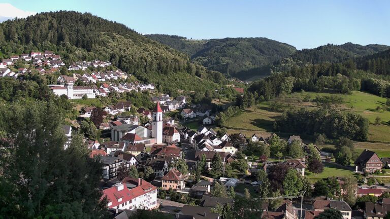 Dieses Bild zeigt eine Webcam-Aufnahme von Ottenhöfen, aufgenommen am Donnerstag, den 18.06.2026 um 19:30 Uhr