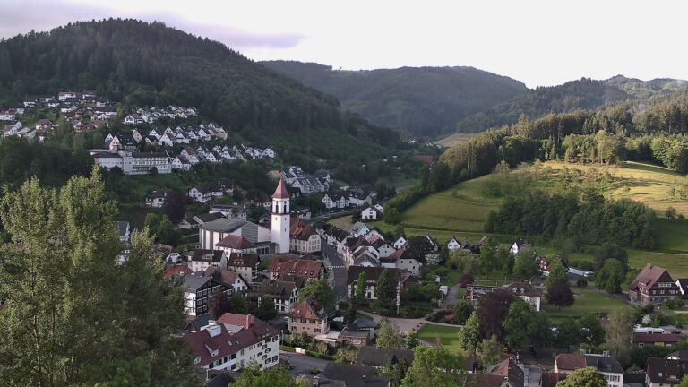 Dieses Bild zeigt eine Webcam-Aufnahme von Ottenhöfen, aufgenommen am Montag, den 01.06.2026 um 07:20 Uhr