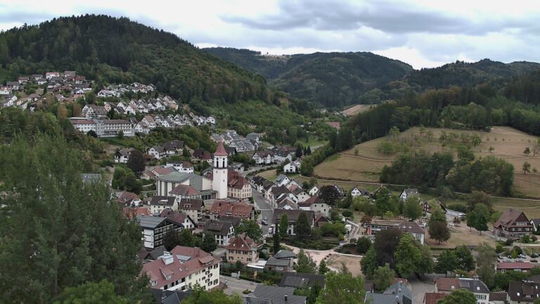 Dieses Bild zeigt eine Webcam-Aufnahme von Ottenhöfen, aufgenommen am Dienstag, den 18.08.2026 um 13:50 Uhr