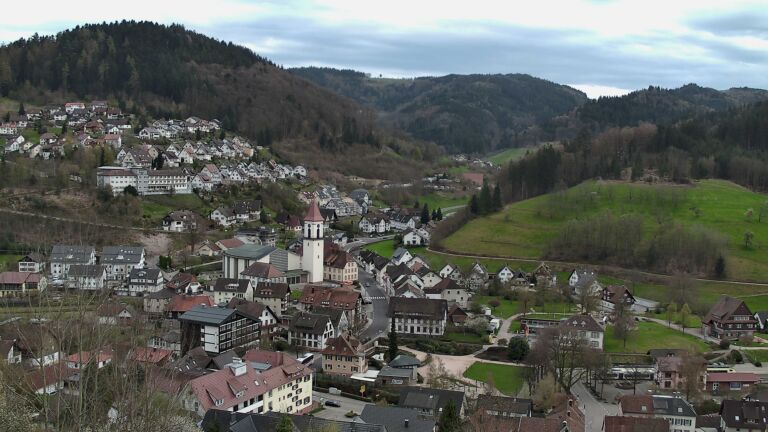 Dieses Bild zeigt eine Webcam-Aufnahme von Ottenhöfen, aufgenommen am Sonntag, den 05.04.2026 um 18:10 Uhr