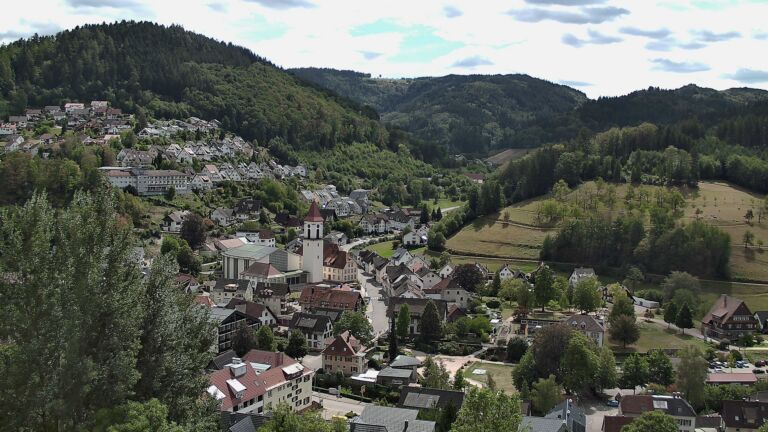 Dieses Bild zeigt eine Webcam-Aufnahme von Ottenhöfen, aufgenommen am Samstag, den 29.08.2026 um 13:30 Uhr